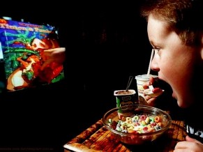 Mindless eating can sabotage your weight goals - child-eating-watching-tv