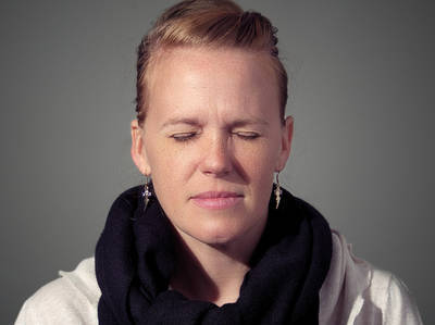 Women squeezing eyes shut - Metacognition and mindfulness