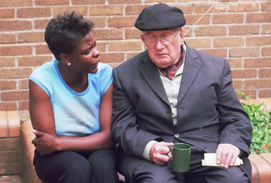 Two people talking : The Zen Leader - From controlling to connecting