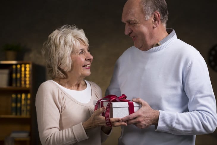 giftexchange-couple-happy-holiday