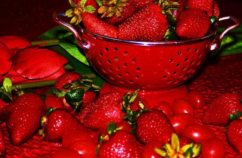 RAW, QUICK AND DELICIOUS!: Make these raw food desserts in 15 minutes or less 64 Strawberries - Raw food dessert excerpts