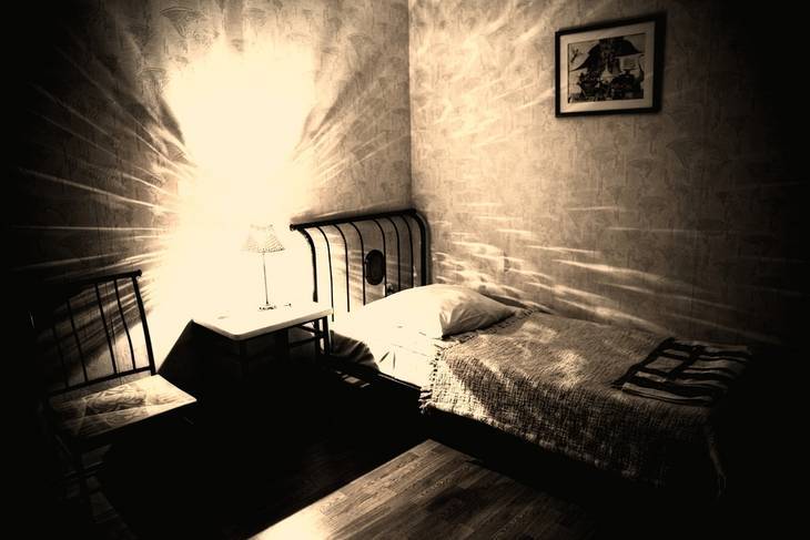 Bedroom with ghostly light - Expect the unexpected