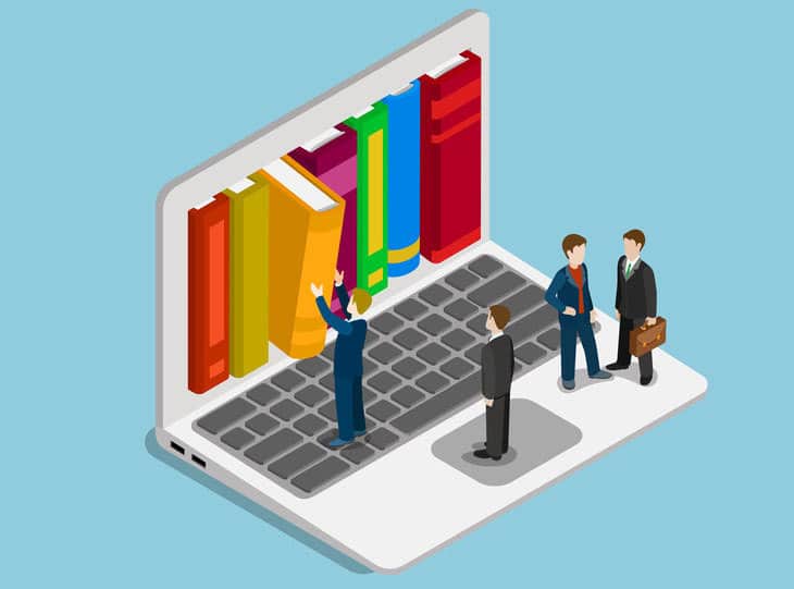 People on computer - Online course MOOCs