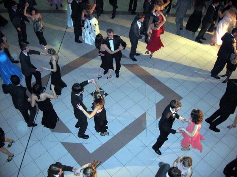 HARMONY IN THE WORKPLACE: 4 ways thinking like a dancer can help close the "generation gap" 13 People ballroom dancing
