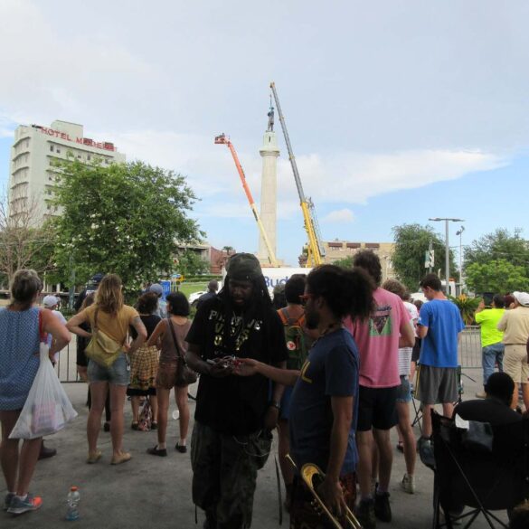 Robert E. Lee statue removed in New Orleans