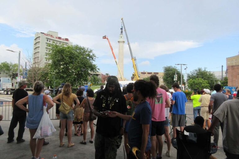 Robert E. Lee statue removed in New Orleans