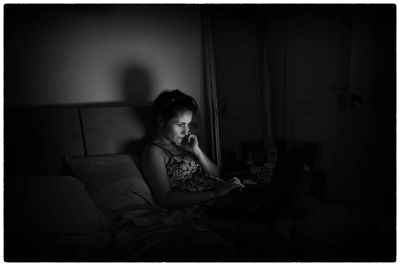 Woman who can't sleep in bed on laptop - The path of the soul