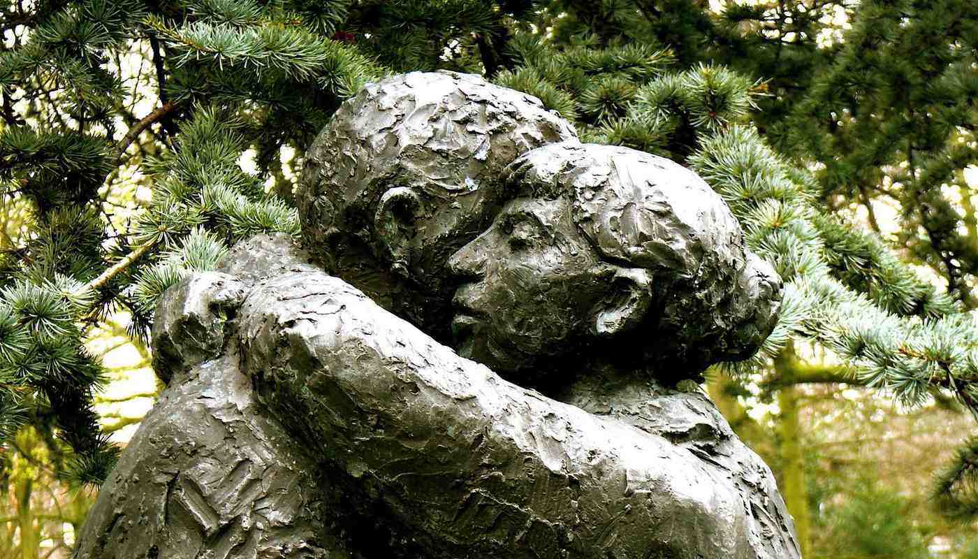 statue of woman and man hugging