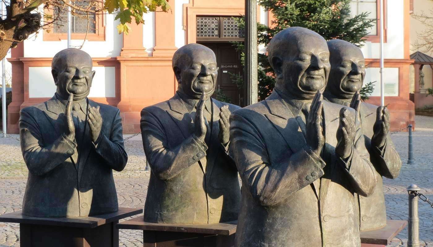 statues applauding