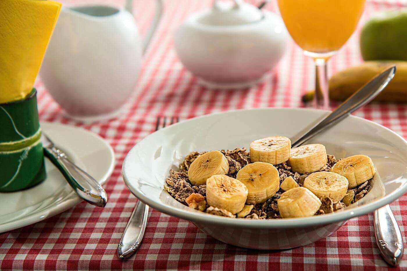 MAXIMIZE YOUR ENERGY: 9 ways to become more productive 14 Granola cereal with bananas