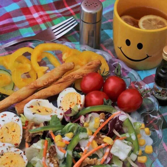 Tea, vegetables and egg slices