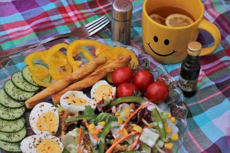 Tea, vegetables and egg slices