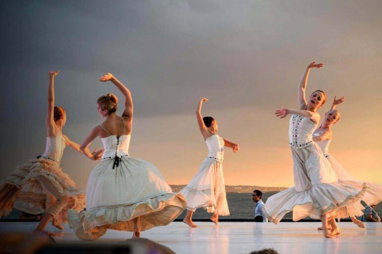 Women ballet dancers