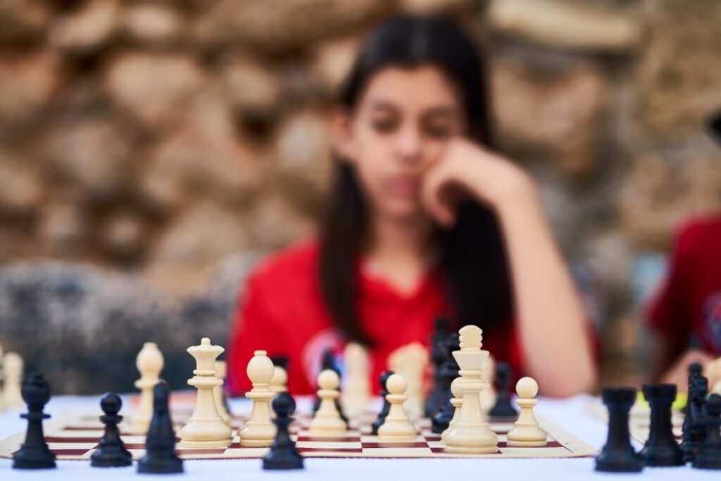 Woman in front of chess board - MINDFUL BUSINESS LEADERSHIP: 3 crucial communication practices