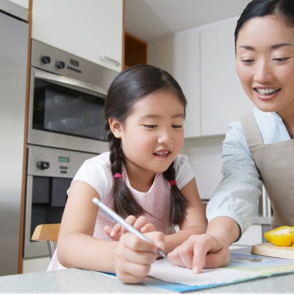 Mother giving young daughter feedback on drawing - How to Give Feedback—Positive and Negative—With Love