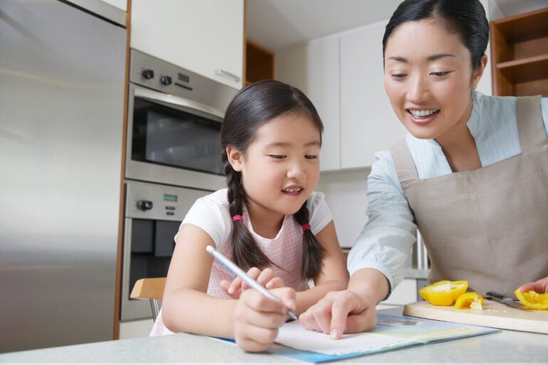 BUILD A WISE MINDSET: The value of feedback in your child's life 39 Mother giving young daughter feedback on drawing - How to Give Feedback—Positive and Negative—With Love